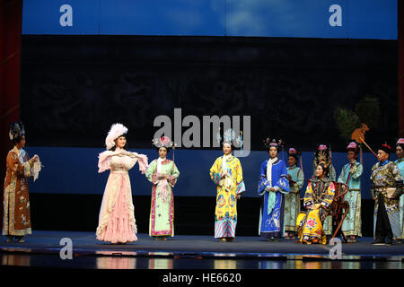 Beijing, Chine. Dec 18, 2016. L'Opéra de Pékin 'Impératrice douairière Cixi et la Princesse Der Ling' est montée au Mei Lanfang Theatre à Beijing, capitale de la Chine, 18 décembre 2016. © Liangkuai Jin/Xinhua/Alamy Live News Banque D'Images