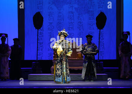 Beijing, Chine. Dec 18, 2016. L'Opéra de Pékin 'Impératrice douairière Cixi et la Princesse Der Ling' est montée au Mei Lanfang Theatre à Beijing, capitale de la Chine, 18 décembre 2016. © Liangkuai Jin/Xinhua/Alamy Live News Banque D'Images