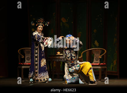 Beijing, Chine. Dec 18, 2016. L'Opéra de Pékin 'Impératrice douairière Cixi et la Princesse Der Ling' est montée au Mei Lanfang Theatre à Beijing, capitale de la Chine, 18 décembre 2016. © Liangkuai Jin/Xinhua/Alamy Live News Banque D'Images