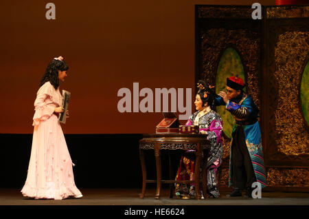 Beijing, Chine. Dec 18, 2016. L'Opéra de Pékin 'Impératrice douairière Cixi et la Princesse Der Ling' est montée au Mei Lanfang Theatre à Beijing, capitale de la Chine, 18 décembre 2016. © Liangkuai Jin/Xinhua/Alamy Live News Banque D'Images