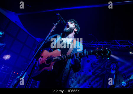 Milan, Italie. Dec 18, 2016. Giò Sada, le gagnant de X Factor Italie 2015, sur scène lors de son concert à Serraglio à Milan, Italie. Joe Bastianich était l'invité pour un couple de chansons : Crédit Mairo Cinquetti/Alamy Live News Banque D'Images