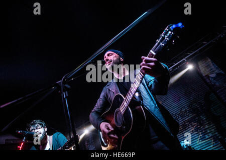 Milan, Italie. Dec 18, 2016. Giò Sada, le gagnant de X Factor Italie 2015, sur scène lors de son concert à Serraglio à Milan, Italie. Joe Bastianich était l'invité pour un couple de chansons : Crédit Mairo Cinquetti/Alamy Live News Banque D'Images