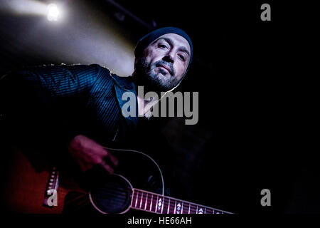 Milan, Italie. Dec 18, 2016. Giò Sada, le gagnant de X Factor Italie 2015, sur scène lors de son concert à Serraglio à Milan, Italie. Joe Bastianich était l'invité pour un couple de chansons : Crédit Mairo Cinquetti/Alamy Live News Banque D'Images