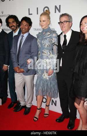 Sydney, Australie. 19 décembre 2016. La distribution et l'équipe de lion est arrivé sur le tapis rouge pour la première fois à l'État australien à Sydney. Théâtre Le très attendu film vient de la producteurs de discours du roi et est basé sur l'incroyable histoire vraie de Saroo Brierley. Saroo est interprété par Dev Patel dans le film et ses parents John et Sue Brierley sont joué par Nicole Kidman et David Wenham - la famille Brierley va rejoindre le cast sur le tapis rouge. Crédit : © Richard Milnes/Alamy Live News Banque D'Images