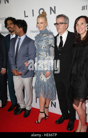 Sydney, Australie. 19 décembre 2016. La distribution et l'équipe de lion est arrivé sur le tapis rouge pour la première fois à l'État australien à Sydney. Théâtre Le très attendu film vient de la producteurs de discours du roi et est basé sur l'incroyable histoire vraie de Saroo Brierley. Saroo est interprété par Dev Patel dans le film et ses parents John et Sue Brierley sont joué par Nicole Kidman et David Wenham - la famille Brierley va rejoindre le cast sur le tapis rouge. Crédit : © Richard Milnes/Alamy Live News Banque D'Images