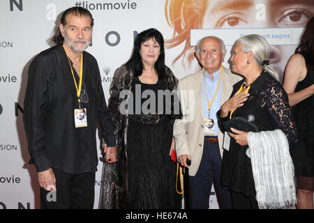 Sydney, Australie. 19 décembre 2016. La distribution et l'équipe de lion est arrivé sur le tapis rouge pour la première fois à l'État australien à Sydney. Théâtre Le très attendu film vient de la producteurs de discours du roi et est basé sur l'incroyable histoire vraie de Saroo Brierley. Saroo est interprété par Dev Patel dans le film et ses parents John et Sue Brierley sont joué par Nicole Kidman et David Wenham - la famille Brierley va rejoindre le cast sur le tapis rouge. Crédit : © Richard Milnes/Alamy Live News Banque D'Images