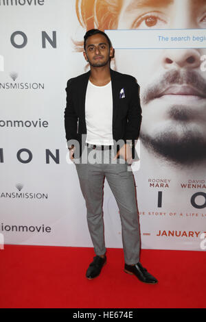 Sydney, Australie. 19 décembre 2016. La distribution et l'équipe de lion est arrivé sur le tapis rouge pour la première fois à l'État australien à Sydney. Théâtre Le très attendu film vient de la producteurs de discours du roi et est basé sur l'incroyable histoire vraie de Saroo Brierley. Saroo est interprété par Dev Patel dans le film et ses parents John et Sue Brierley sont joué par Nicole Kidman et David Wenham - la famille Brierley va rejoindre le cast sur le tapis rouge. Crédit : © Richard Milnes/Alamy Live News Banque D'Images