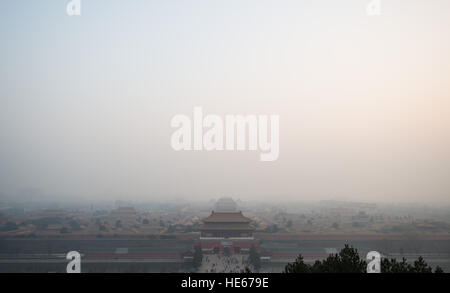 Beijing, Chine. Dec 18, 2016. Photos prises le 18 décembre 2016 montre la Cité Interdite enveloppé dans le smog à Pékin, capitale de la Chine. Le Centre météorologique national (CMN) maintient une alerte orange pour le smog le dimanche pour le nord de la Chine, indiquant que la pollution atmosphérique sera la plus grave du lundi soir au mercredi. © Lyu Shuai/Xinhua/Alamy Live News Banque D'Images