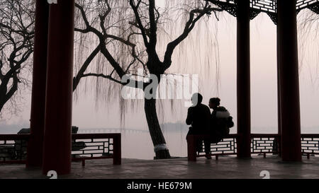 Beijing, Chine. Dec 18, 2016. Photos prises le 18 décembre 2016 montre le palais d'été enveloppé dans le smog à Pékin, capitale de la Chine. Le Centre météorologique national (CMN) maintient une alerte orange pour le smog le dimanche pour le nord de la Chine, indiquant que la pollution atmosphérique sera la plus grave du lundi soir au mercredi. © Shen Bohan/Xinhua/Alamy Live News Banque D'Images