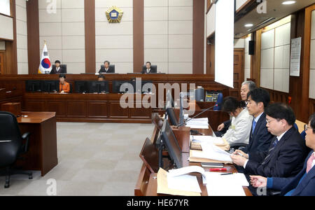 Séoul, Corée du Sud. Dec 19, 2016. Soon-Sil Choi (4e, R), la confidente de l'emprisonné destitué le président de la Corée du Sud Park Geun-hye, assiste à sa première audience à Séoul, Corée du Sud, le 19 décembre 2016. © extérieure/Xinhua/Alamy Live News Banque D'Images