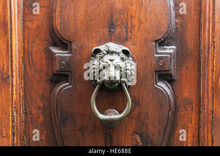 Voyage d'Italie - lion head knocker sur la vieille porte de bois dans la ville de Florence Banque D'Images