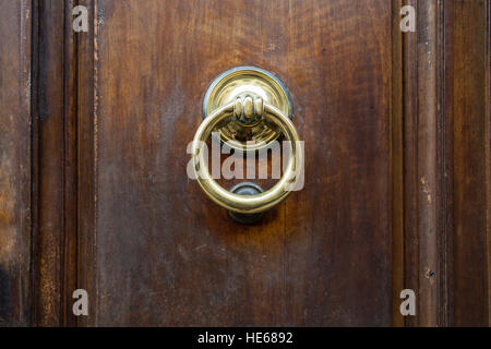 Voyage d'Italie - anneau en laiton sur heurtoir de porte en bois dans la ville de Florence Banque D'Images