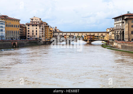 Voyage en Italie - de l'eau brune du fleuve Arno et point de vue sur le Ponte Vecchio (Vieux Pont) dans la ville de Florence à l'automne Banque D'Images