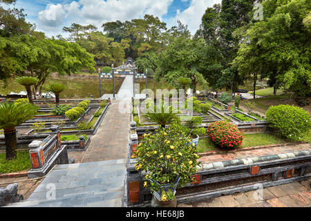 Jardin paysagé à l'Tan Nguyet Lake. Tombeau de Minh Mang (Hieu tombe), Hue, Vietnam. Banque D'Images