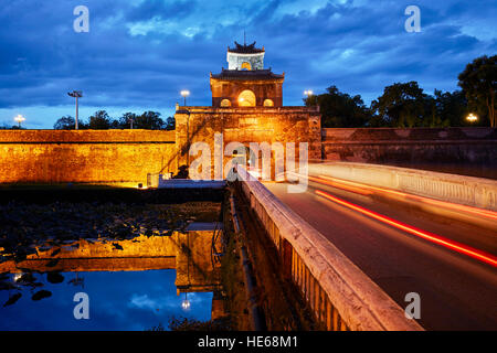 Douves et mur de la Citadelle (ville impériale) allumé au crépuscule. Hue, Vietnam. Banque D'Images