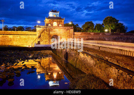 Douves et mur de la Citadelle (ville impériale) allumé au crépuscule. Hue, Vietnam. Banque D'Images