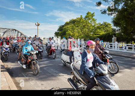 Le trafic sur la rue Truong Tien Pont. Hue, Vietnam. Banque D'Images