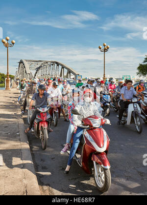 Le trafic sur la rue Truong Tien Pont. Hue, Vietnam. Banque D'Images