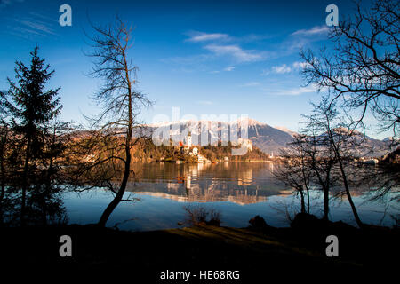 Réflexions sur le lac de Bled à un froid matin d'automne Banque D'Images