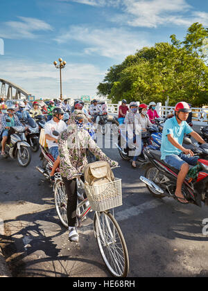 Des navetteurs locaux sur des vélos sur Truong Tien Pont. Hue, Vietnam. Banque D'Images