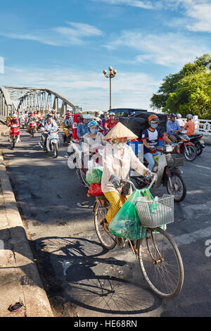 Le trafic sur la rue Truong Tien Pont. Hue, Vietnam. Banque D'Images