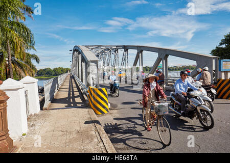 Le trafic sur la rue Truong Tien Pont. Hue, Vietnam. Banque D'Images