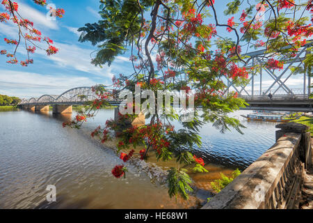 Truong Tien pont, conçu par Gustave Eiffel. Hue, Vietnam. Banque D'Images