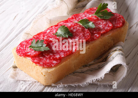 Gros sandwich frais avec le salami et le persil l'horizontale Banque D'Images