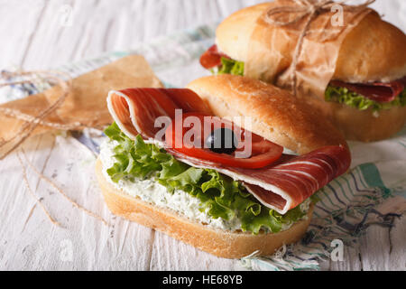 Des sandwichs avec jambon, fromage et légumes horizontale gros plan Banque D'Images