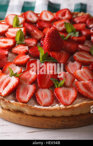 Tarte aux fraises fait maison avec du fromage à la crème et menthe libre verticale. Banque D'Images