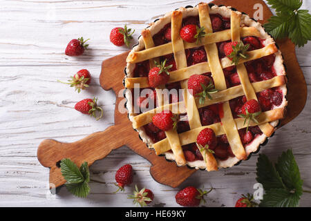 Délicieuse tarte aux fraises dans le plat de cuisson sur la table. vue verticale au-dessus, style rustique Banque D'Images