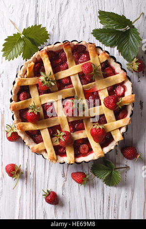 Tarte aux fraises avec les baies fraîches dans un plat allant au four. vertical vue d'en haut Banque D'Images