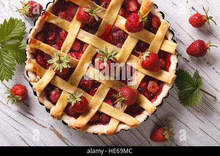 Gâteau aux fraises avec les baies fraîches close up dans le plat de cuisson horizontale vue du dessus. Banque D'Images