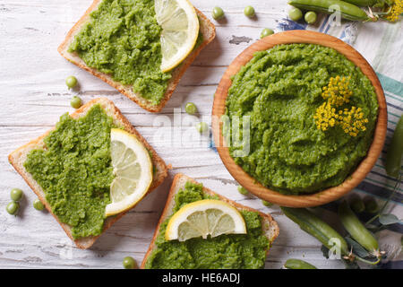 Des sandwichs faits maison avec les pois verts sur une table close-up. Vue supérieure horizontale Banque D'Images