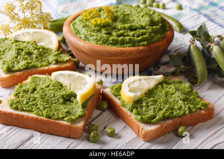 Green sandwiches avec purée de petits pois et de citron close up. Banque D'Images