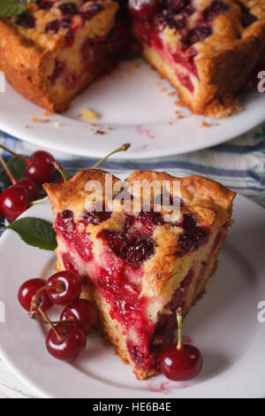 Un morceau de tarte aux cerises faite maison sur un gros plan de la plaque verticale, rustique. Banque D'Images