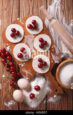 Préparation des ingrédients pour les boulettes de cerises. vertical vue d'en haut Banque D'Images