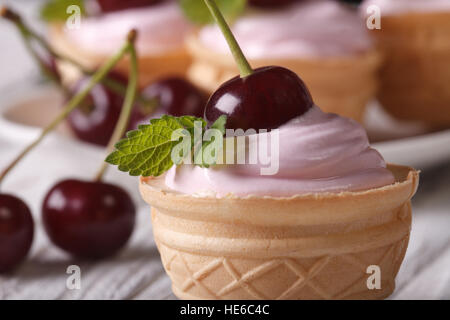 Rose et crème tartelette aux cerises fraîches horizontale de macro. Banque D'Images