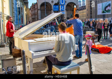 Musiciens dans une rue de Munich Banque D'Images