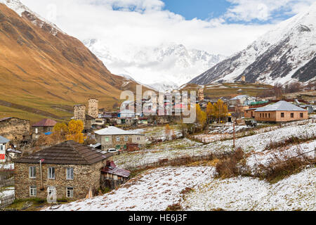 Village Ushguli, montagnes du Caucase, en Géorgie. Banque D'Images