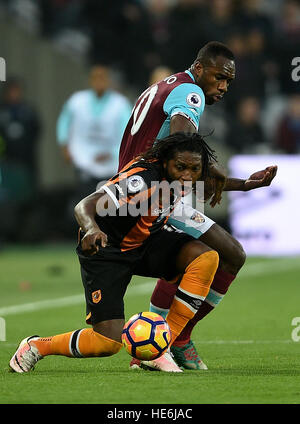 Hull City's Dieumerci Mbokani (à gauche) et West Ham United, Michail Antonio bataille pour la balle durant le match de Premier League stade de Londres. Banque D'Images