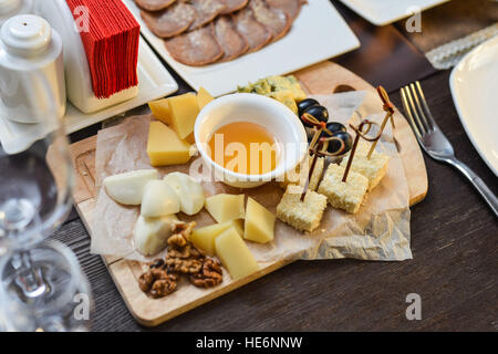 Assiette de fromage avec du fromage Parmesan, Dorblu, brie, camembert et Roquefort pour servir sur la table d'un vieil arbre close-up Banque D'Images