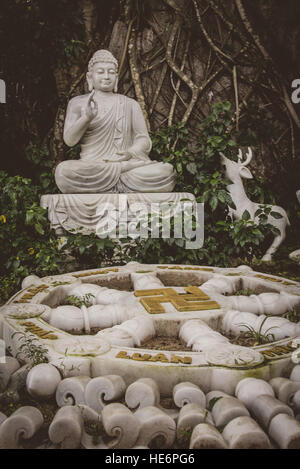 Buddha statue en marbre en face de swastika et dharmacakra, montagne de marbre près de Da nang, Vietnam Banque D'Images