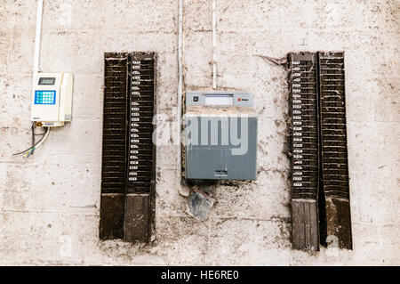 Pointage dans time machine à une usine abandonnée Banque D'Images