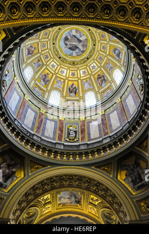 L'intérieur du dôme de la Basilique Saint Stephen, Budapest, avec des peintures de Jésus et les douze disciples. Banque D'Images