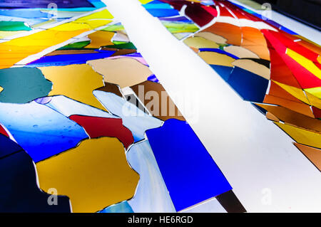 Le verre est coupé pour une nouvelle fenêtre dans un vitrail usine et atelier de réparation. Banque D'Images