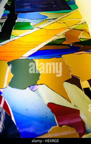 Le verre est coupé pour une nouvelle fenêtre dans un vitrail usine et atelier de réparation. Banque D'Images