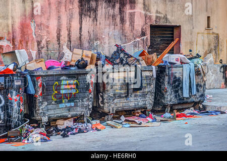 Les bennes à ordures avec plein d'être Banque D'Images