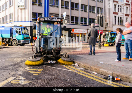 Un certain nombre de balayeuses de ramasser les déchets à Belfast. Banque D'Images