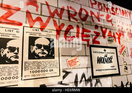 Les loisirs d'affiches et de graffiti sur un mur dans le centre de la solidarité européenne, Gdansk Banque D'Images